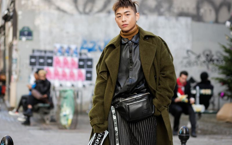 túi đeo chéo theo phong cách streetwear